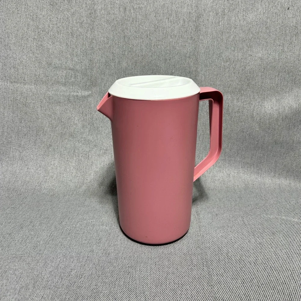Rubbermaid Pitcher 2.25 Quart Pink Vintage Plastic Beverage Server with‎ Lid